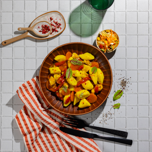 Gulasz drobiowy z kopytkami i surówką z kapusty pekińskiej