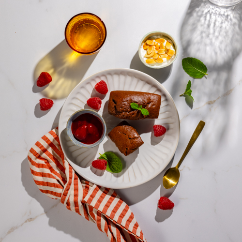 Kakaowe mini chlebki z serkiem i konfiturą truskawkową 