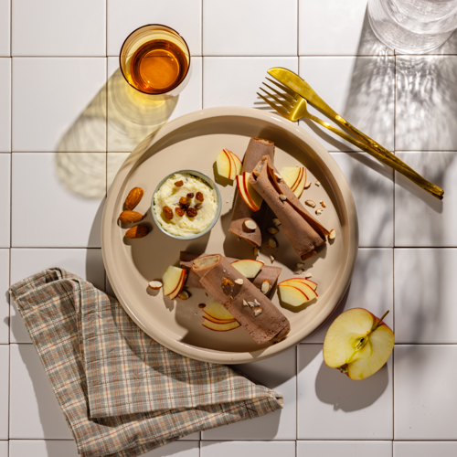 Kakaowe naleśniki z jabłkiem i jaglanym twarożkiem