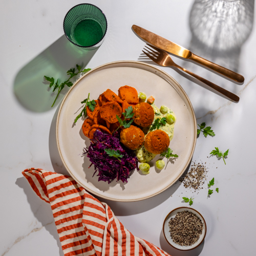 Klopsiki z soczewicy w sosie koperkowym z bobem, pieczonymi batatami i surówką z kapusty