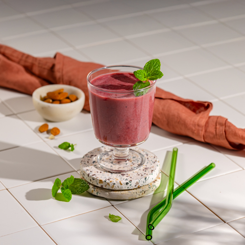 Koktajl malinowy z jogurtem greckim i migdałami