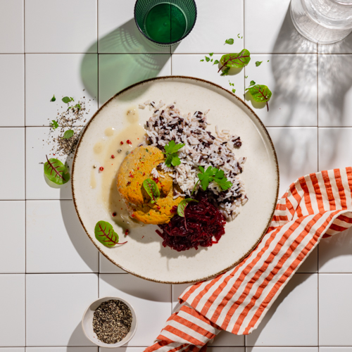 Kotlet z tofu w sosie z zielonym marynowanym pieprzem, ryżem i buraczkami