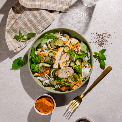 Makaron ryżowy z kurczakiem w andaluzyjskim pesto i grillowaną cukinią