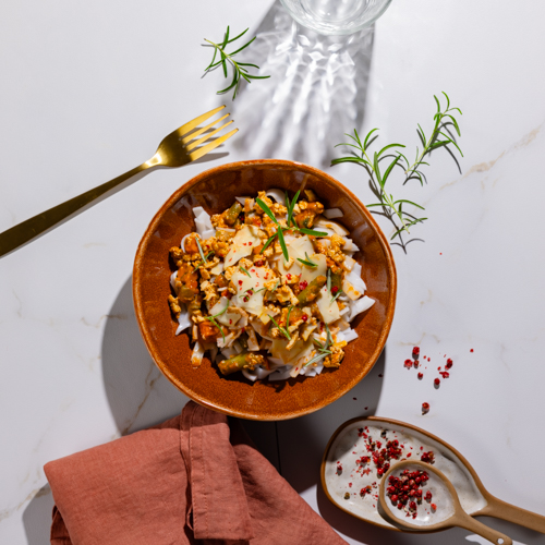 Makaron ryżowy z sosem pomidorowym z warzywami, tofu i parmezanem