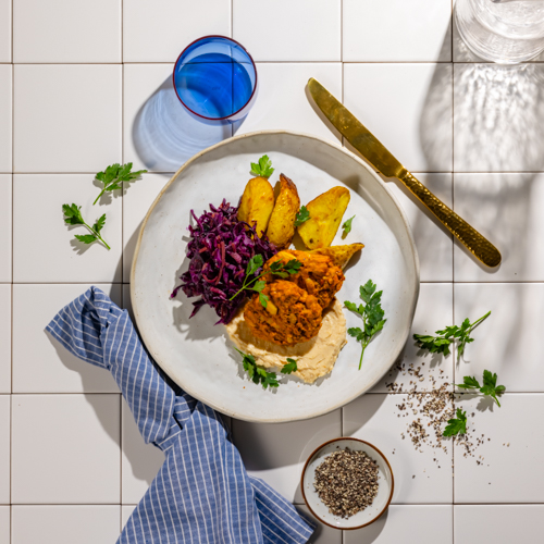 Medaliony marchewkowe  w sosie orzechowym z pieczonymi ziemniakami z chili