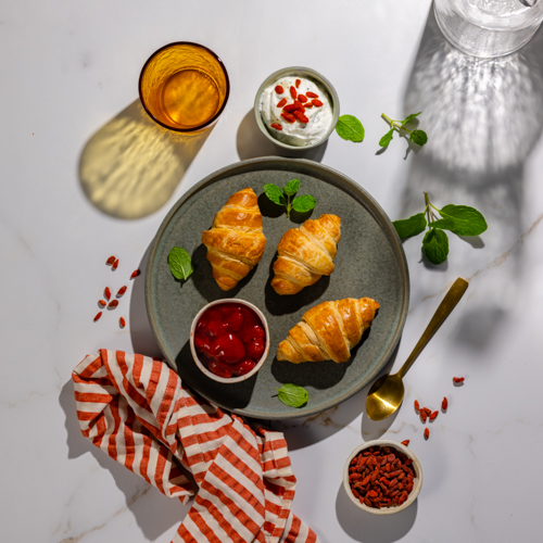 Mini croissant z cytrynowym twarożkiem i konfiturą truskawkową