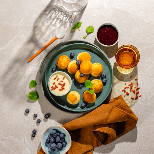 Mini naleśniczki z musem jeżynowym i jogurtem 