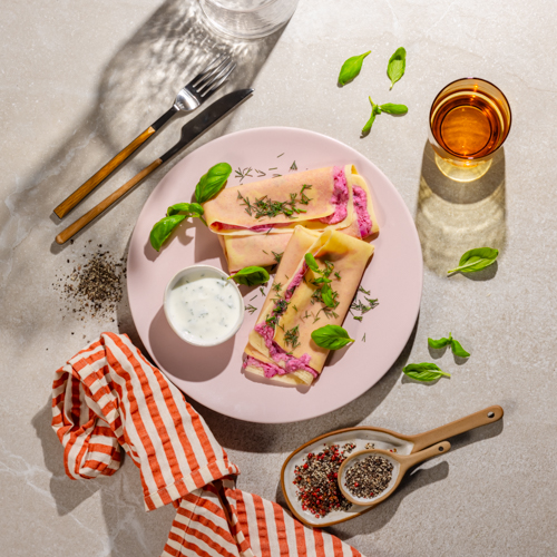 Naleśniki z buraczanym twarożkiem i sosem czosnkowo-koperkowym