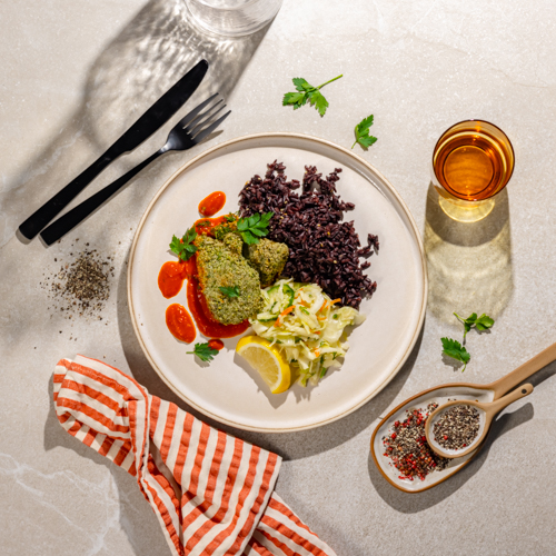 Okoń w ziołowej kruszonce na musie z wędzonej papryki z czarnym ryżem (może zawierać ości)