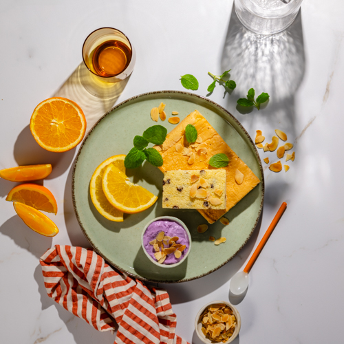 Omlet biszkoptowy z czekoladą, jagodowym jogurtem skyr i pomarańczą