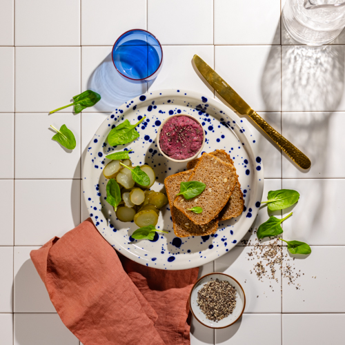 Pasta buraczana z czosnkiem niedźwiedzim, ogórkiem kiszonym i pieczywem razowym