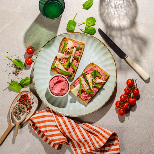 Pasta z buraka i suszonych pomidorów z chlebem żytnim i świeżymi warzywami