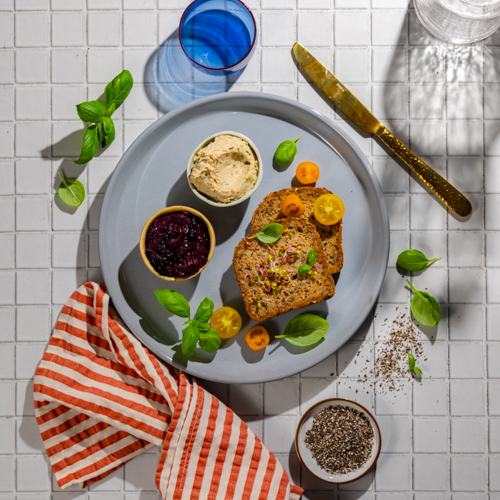 Pasta z kurczaka z konfiturą z czerwonej cebuli i porzeczki z chlebem bezglutenowym 