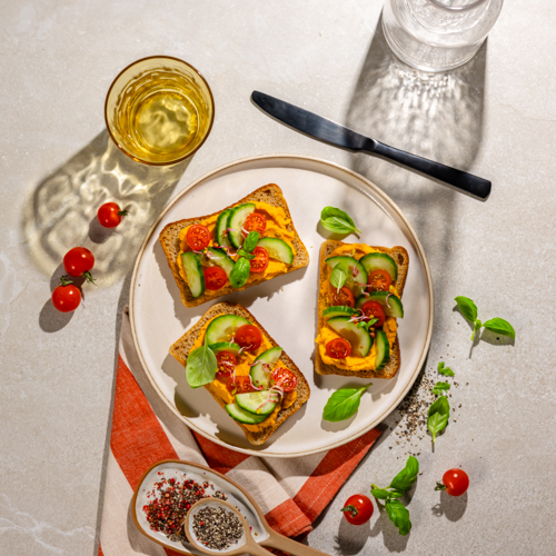 Pasta z pieczonego batata i wegańskiej fety z chlebem bezglutenowym