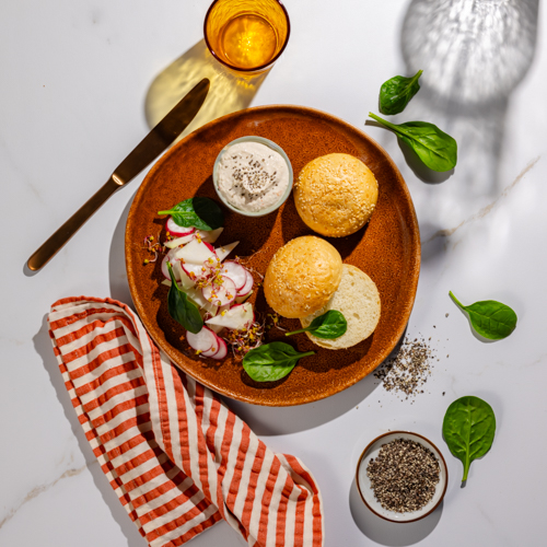 Pasta z serem pleśniowym, kalarepą, białą rzodkwią i mini bułeczką 