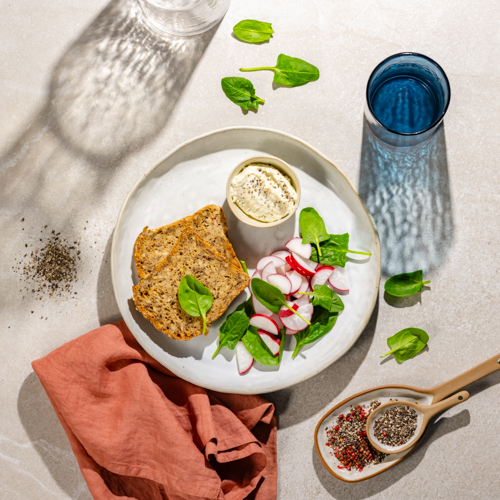 Pasta z szynki i jajka z pieczywem bezglutenowym i rzodkiewką