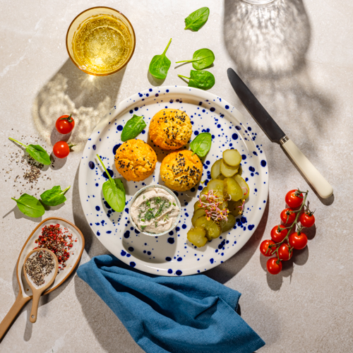 Pasta z tuńczyka z bułeczką kokosową i ogórkiem kiszonym