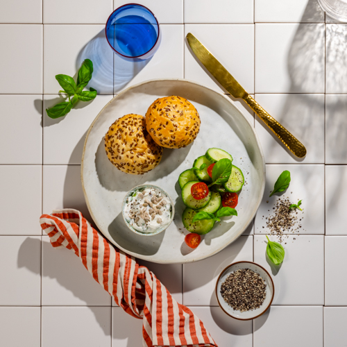 Pasta ze szczypiorkiem, ogórkiem, pomidorkami i mini bułeczką z nasionami