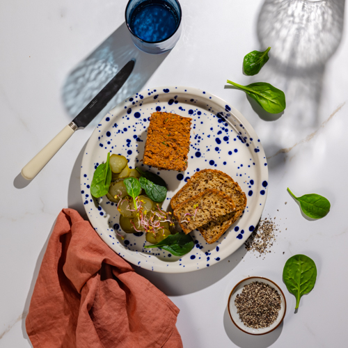 Pasztet warzywny z orzechami, chlebem bezglutenowym, ogórkiem i papryką (może zawierać pestkę)