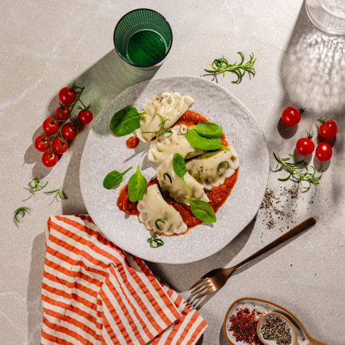 Bezglutenowe pierogi ze szpinakiem i wegańskim serem greckim z sosem pomidorowym