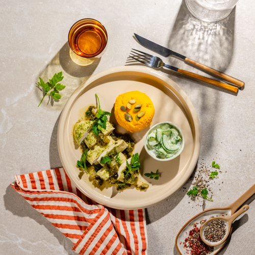 Pierś z kurczaka w sosie warzywnym z jarmużem, marchewkowym puree i mizerią bez laktozy