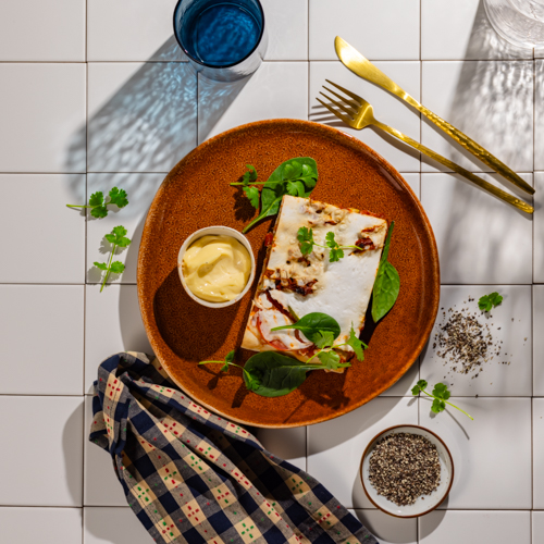 Pizza bezglutenowa z cukinią, pomidorami, wegańską fetą i sosem aioli