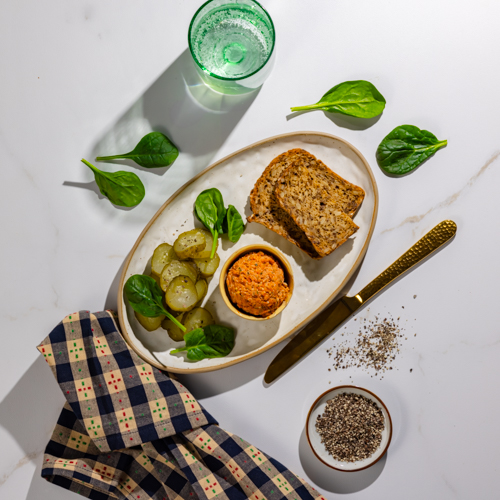 Pomidorowa pasta z łososia z chlebem bezglutenowym (może zawierać ości)