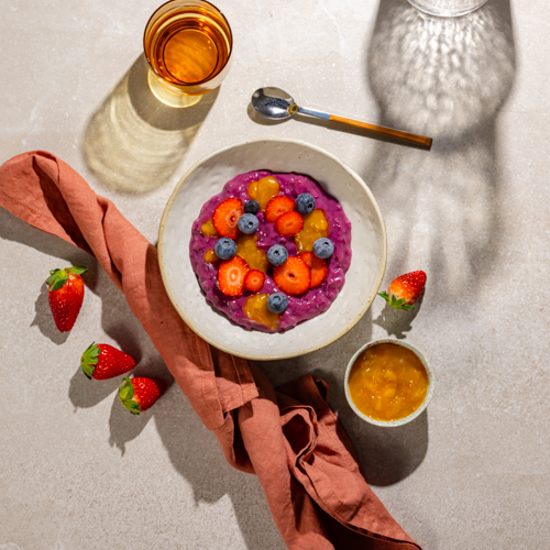 Porzeczkowy budyń owsiany z konfiturą z moreli i migdałami (może zawierać pestkę)