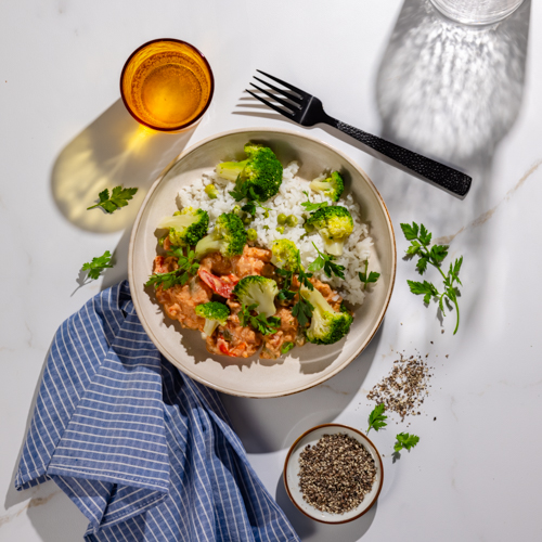 Potrawka garam masala z wegańskim niemięsem, ryżem jaśminowym i brokułem