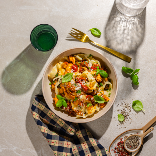 Ragout z boczniakami, papryką i indykiem, makaronem pappardelle i parmezanem