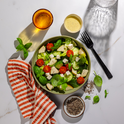 Sałatka z fetą, gruszką, warzywami i dressingiem ziołowym 