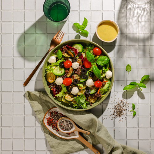 Sałatka ze szparagami, czerwoną quinoa, mozzarellą, oliwkami i bazyliowym vinegretem