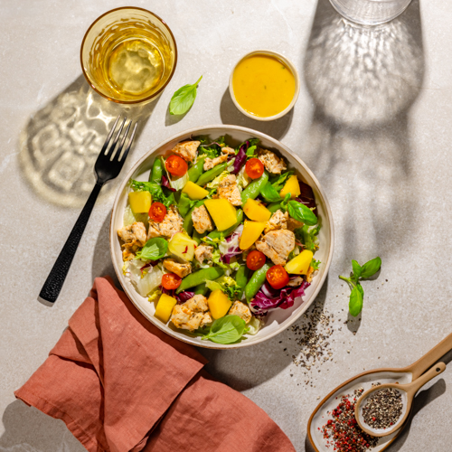 Sałatka z indykiem, mango i sosem azjatyckim