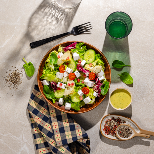 Sałatka z karczochami, wegańskim serem feta, ogórkiem i granatem