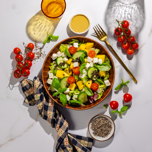 Sałatka z mango, czarną soczewicą, serem feta i ogórkiem