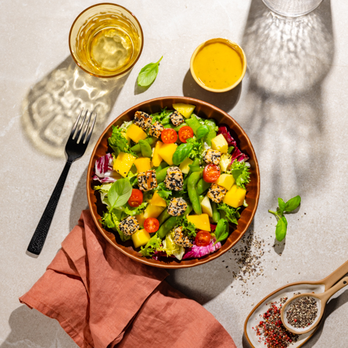 Sałatka z pieczonym tofu w sezamie, mango i sosem azjatyckim