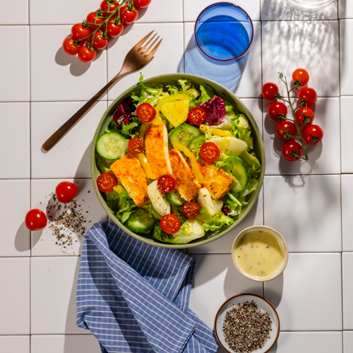 Sałatka z serem halloumi, ananasem i papryką