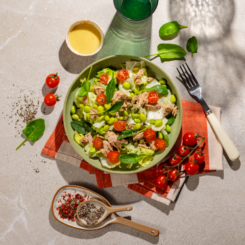 Sałatka z tuńczykiem, edamame, pomidorkami i dressingiem francuskim