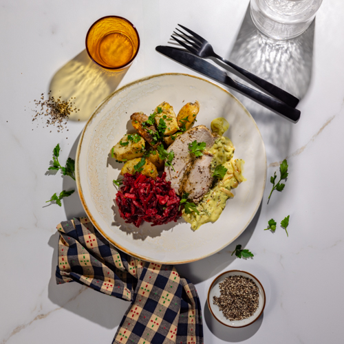 Polędwiczka wieprzowa w aksamitnym sosie koperkowym z surówką z buraczków