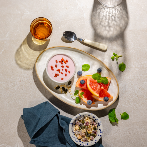 Sernikowy mus truskawkowy z muesli i winogronami