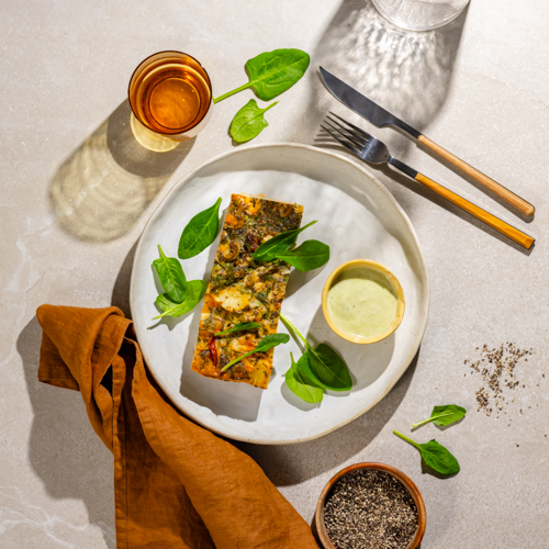 Tortilla de patatas z papryką, oliwkami i sosem bazyliowym bez laktozy