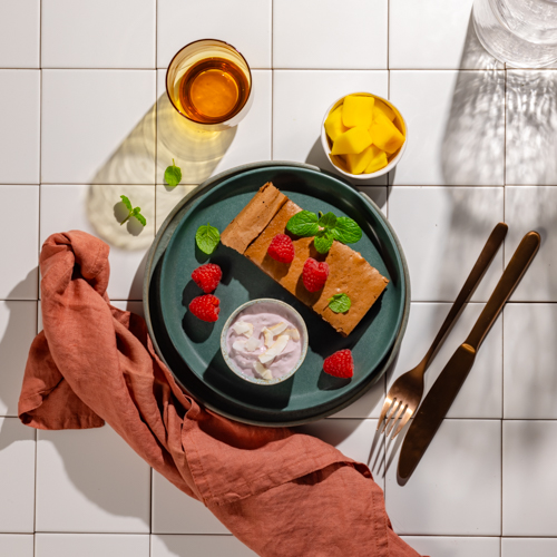 Twarogowy deser jagodowy z ricottą na kakaowym biszkopcie z melonem (może zawierać pestkę)