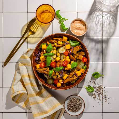 Wegańska sałatka a'la gyros z sosem tysiąca wysp