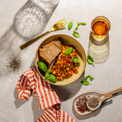 Wegańska szakszuka ze "skwarkami" z tofu i pieczywem razowym