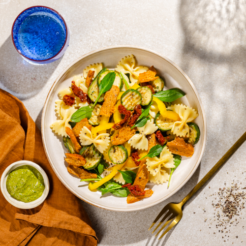 Wegański "nie-kurczak" z grillowaną cukinią, papryką i makaronem farfalle 