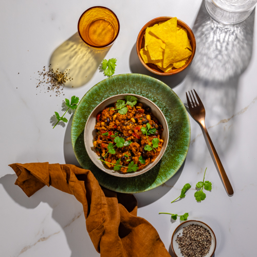 Wegańskie chili sin carne z kukurydzianymi nachosami