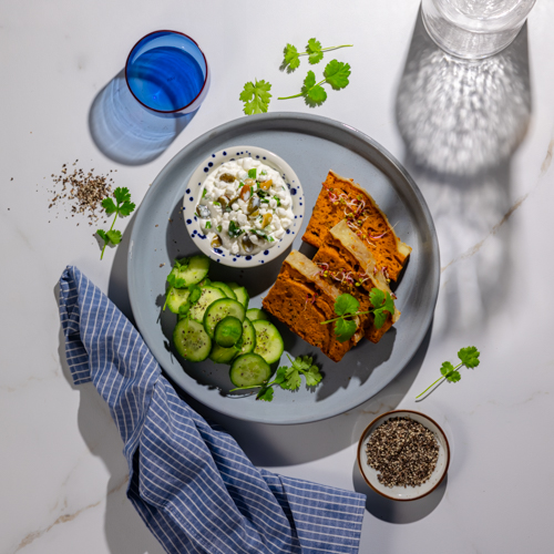 Wytrawne ciasto pomidorowe z serkiem wiejskim ze szczypiorkiem i zielonym ogórkiem