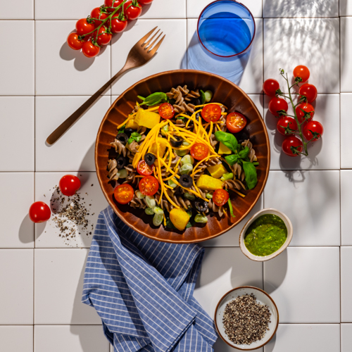 Żytni makaron pełnoziarnisty z bazyliowym pesto, oliwkami, pieczoną pietruszką i bobem