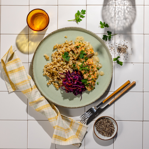 Bitki z kurczaka w sosie cebulowym z surówką z marchewki