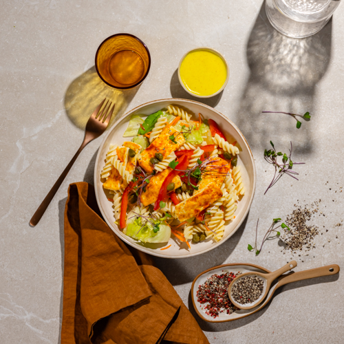 Bowl z grillowanym serem halloumi, kaparami i makaronem 